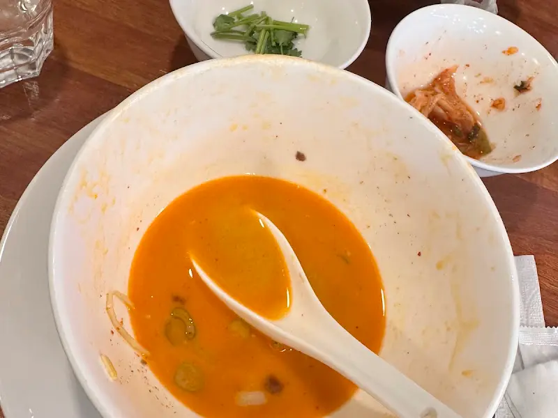 깔끔하게 비워진 라멘 그릇
