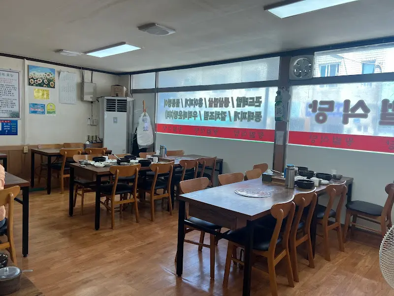 왕벌식당 내부 홀 전경