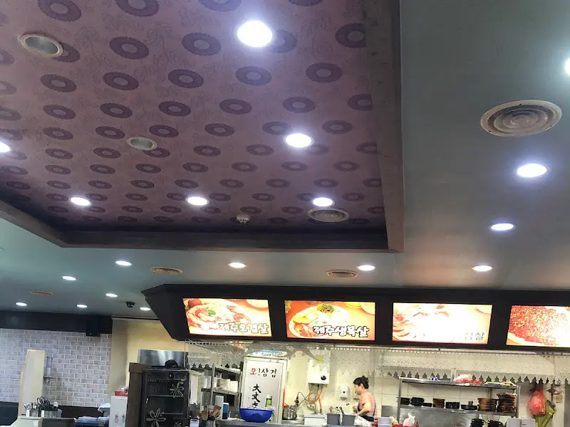 천장에 메뉴 사진이 걸려 있는 가게 내부