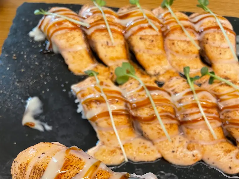 환상적인 비주얼의 구운 연어 초밥