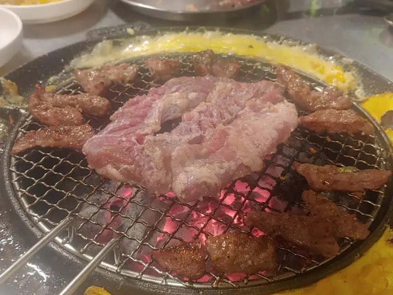 숯불 위에서 익어가는 갈매기살