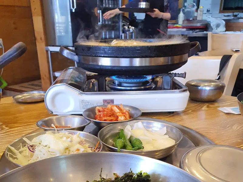 육회비빔밥과 환상궁합 사골 된장국