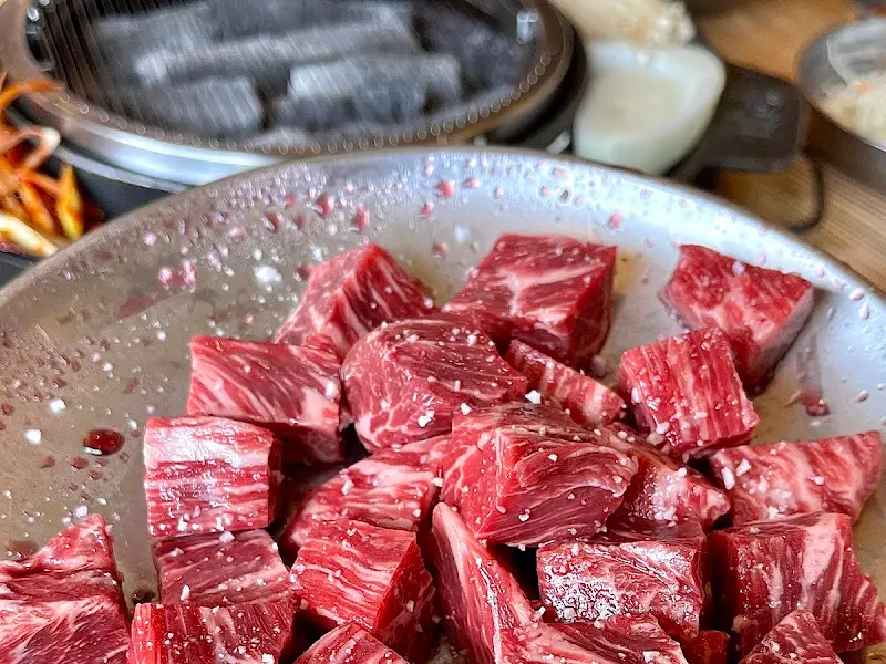 숯불 위에서 익어가는 고기