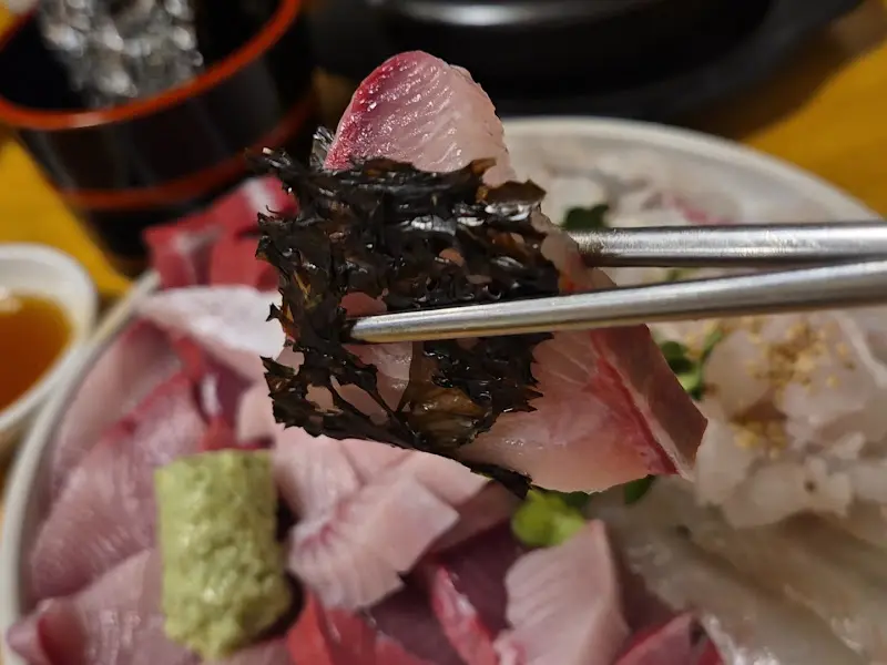 강도다리 회를 김에 싸서 먹는 모습