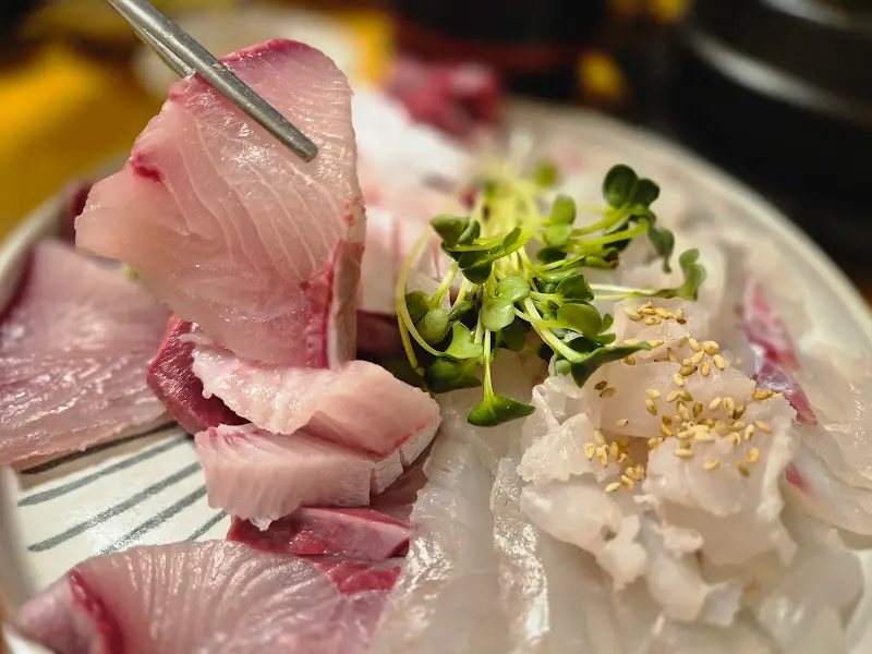 젓가락으로 집어 올린 회 한 점