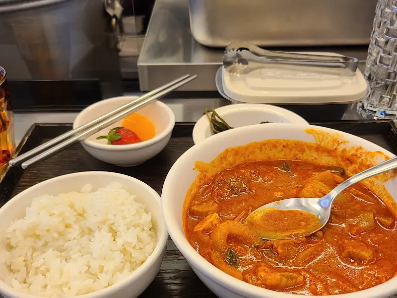 숟가락으로 김치찌개를 뜨는 모습
