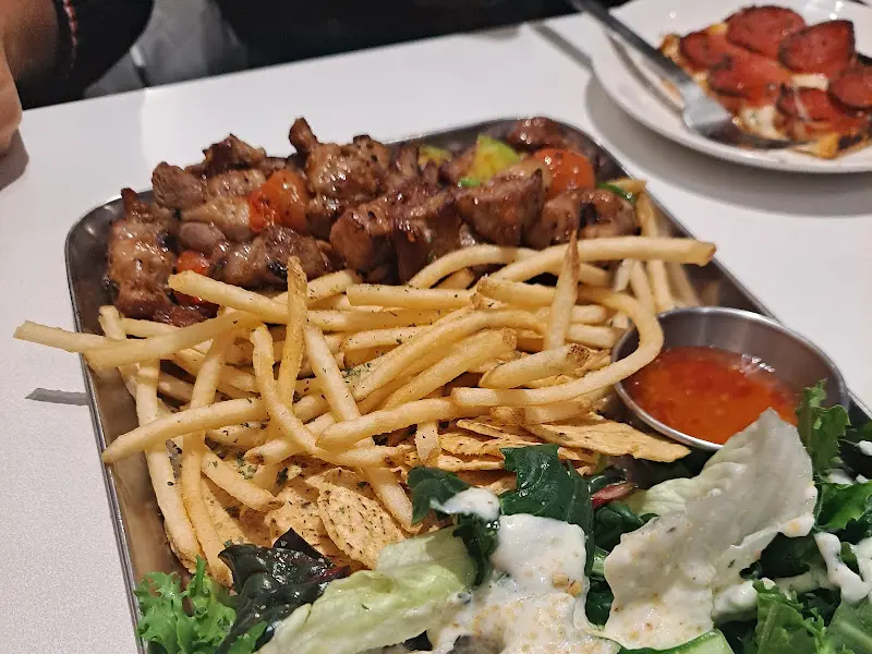 스테이크와 샐러드