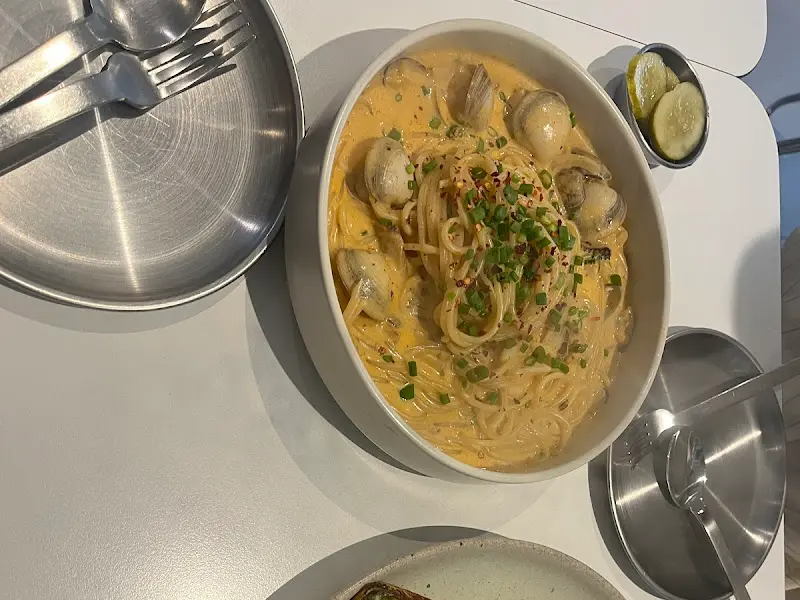 해산물 크림 파스타 근접 항공샷