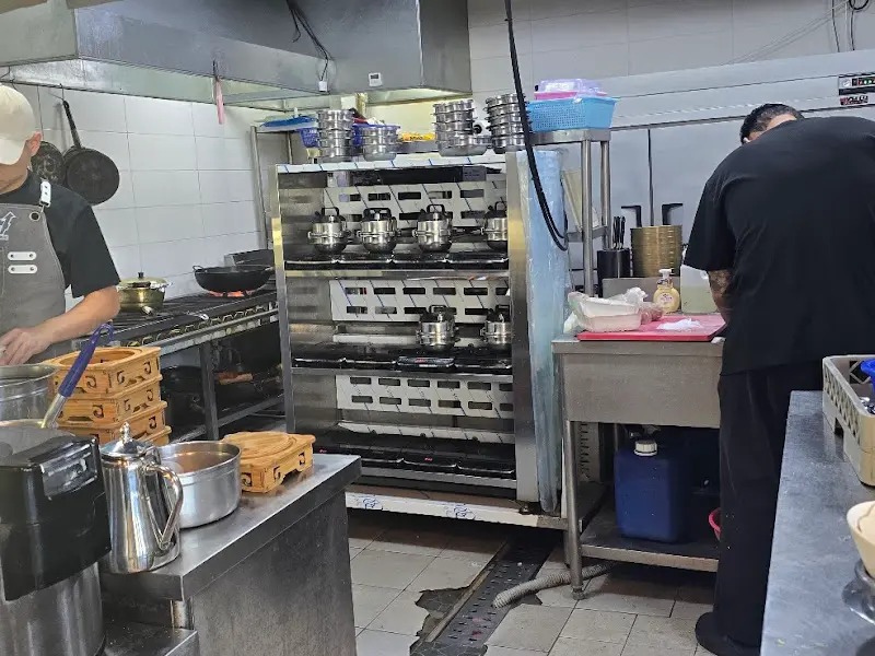 솥밥을 짓는 기계들이 놓여있는 주방