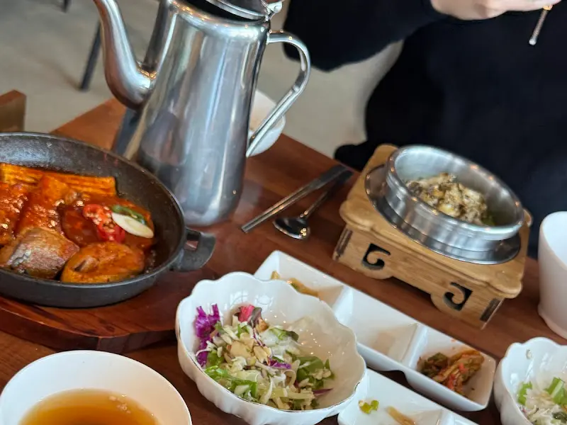 전복솥밥과 섞어조림 한 상 차림