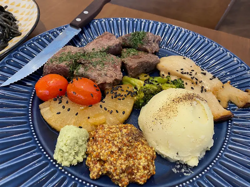 부채살 스테이크와 구운 채소, 매쉬드 포테이토