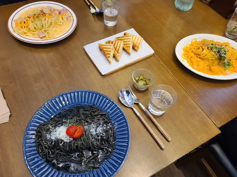 테이블에 놓인 파스타와 토스트