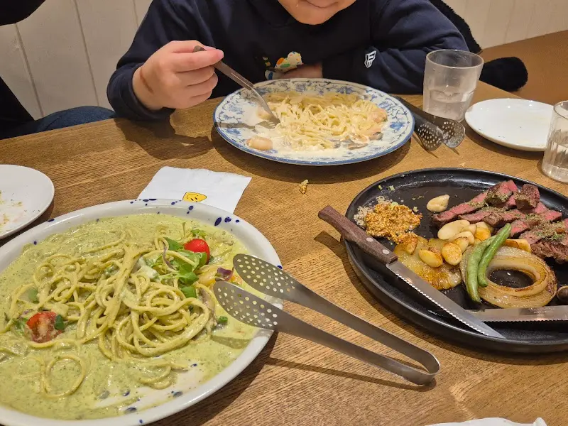 식사 중인 손님들