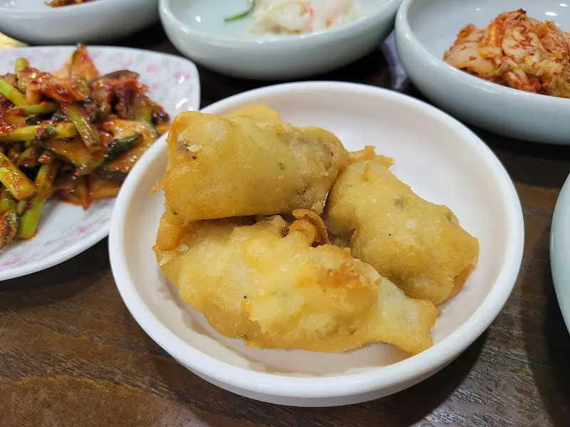 노릇노릇하게 튀겨진 복어 튀김