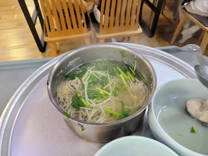 끓고 있는 복국 냄비