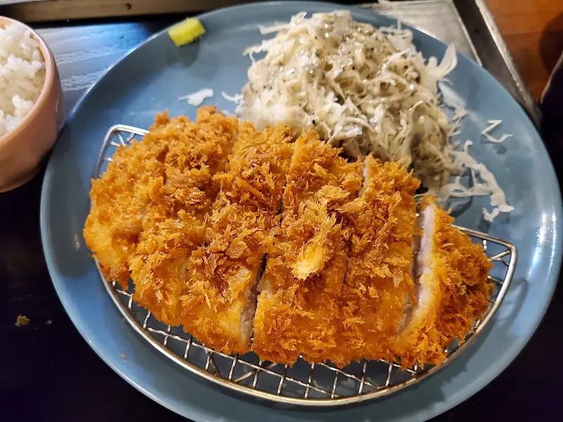 정갈하게 담긴 카츠 한 상