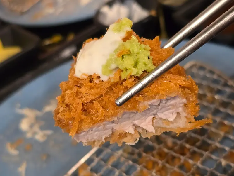 와사비를 살짝 올려 먹는 카츠