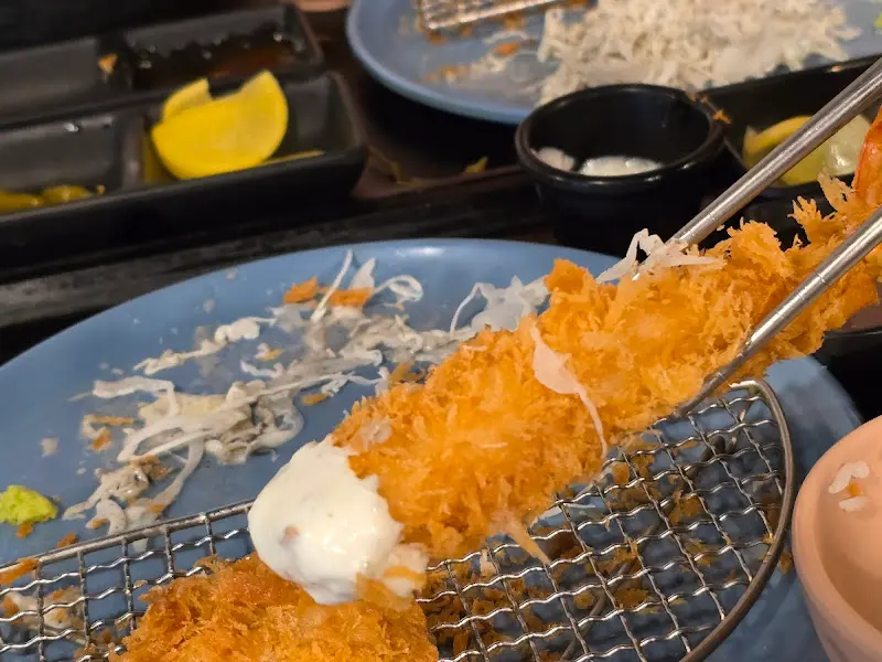 새우카츠에 소스를 곁들여