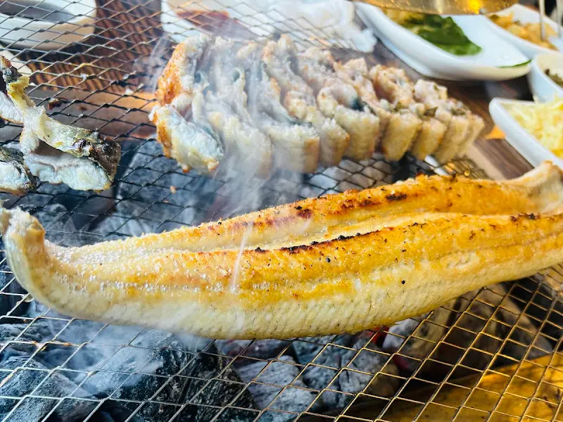 숯불 위에서 맛있게 익어가는 장어
