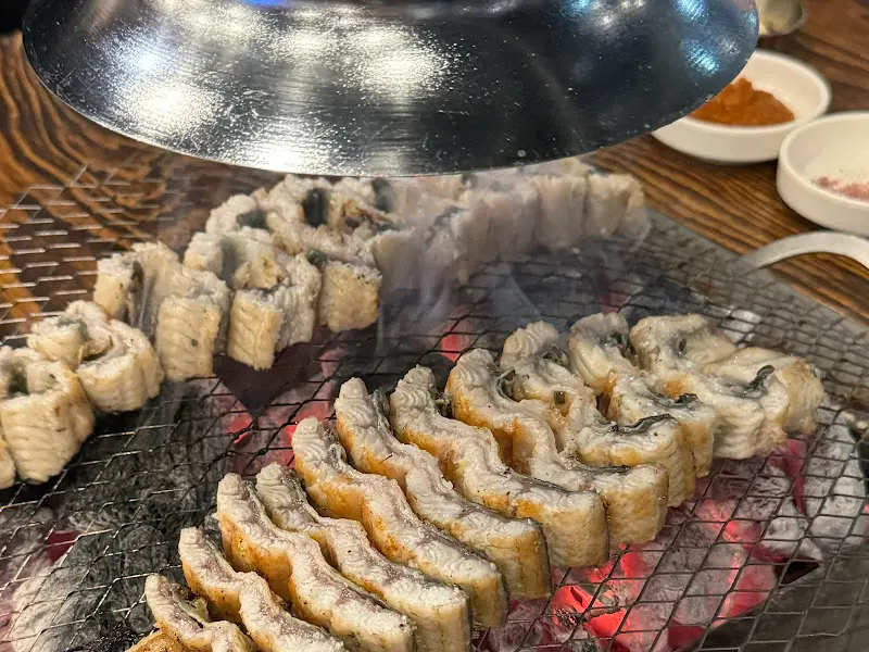 장어 뼈를 발라낸 모습