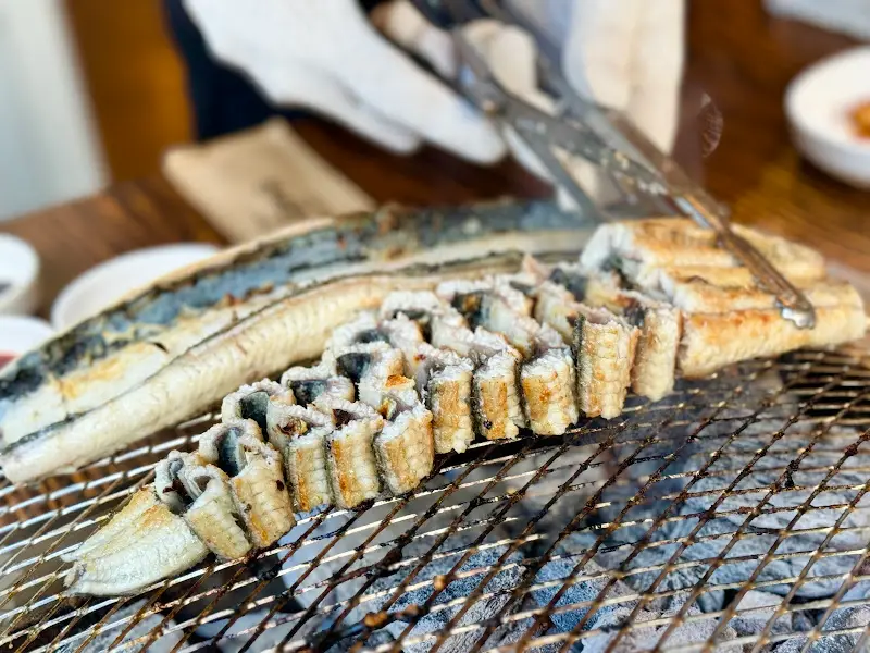 장어 손질 모습