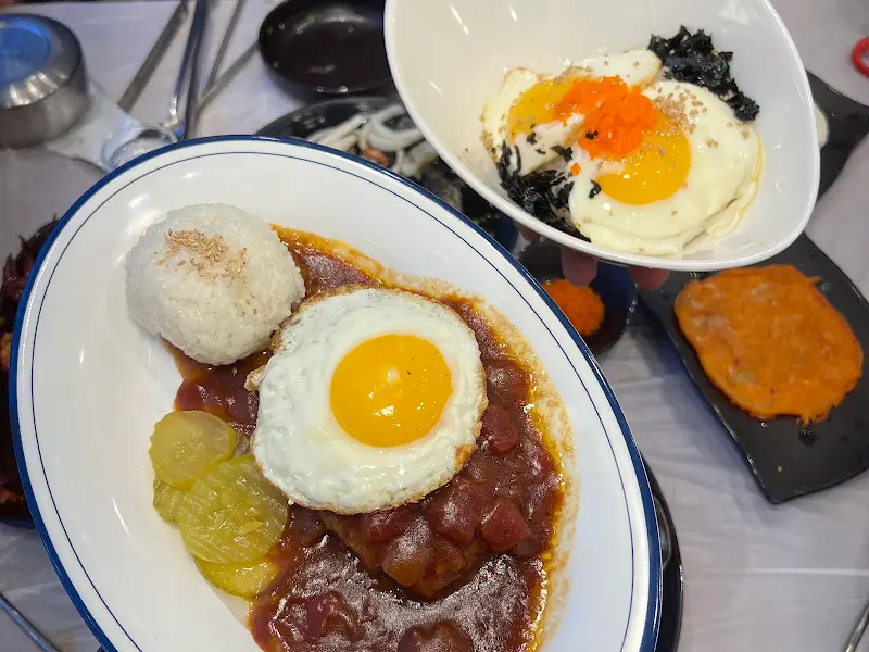 밥 위에 게살을 올려 한 입 가득