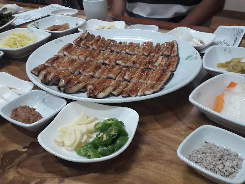 윤기가 흐르는 장어 양념구이 한 상 차림