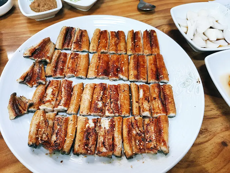 가지런히 놓인 장어구이의 섬세한 자태