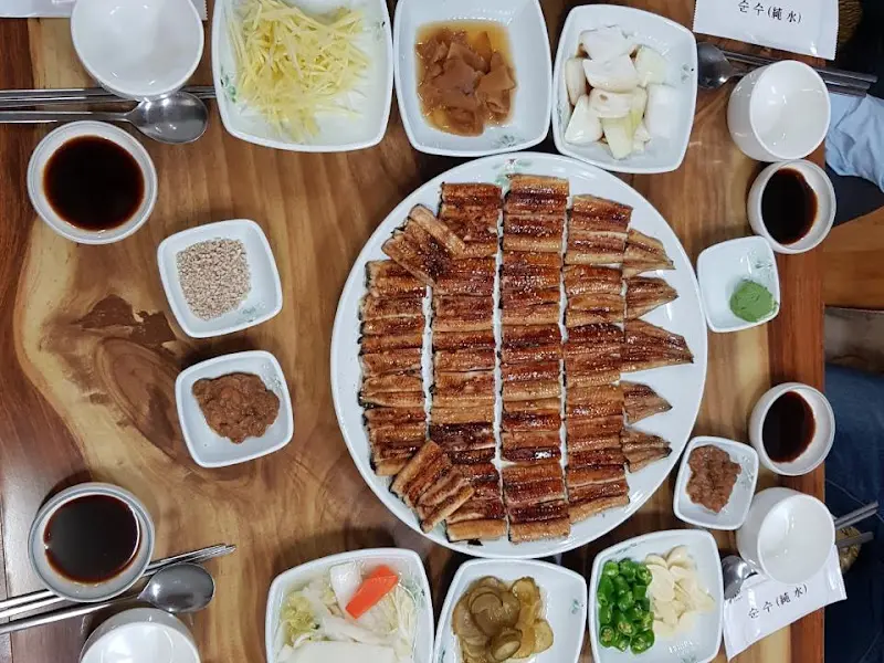 정갈한 밑반찬과 장어구이 한 상 차림