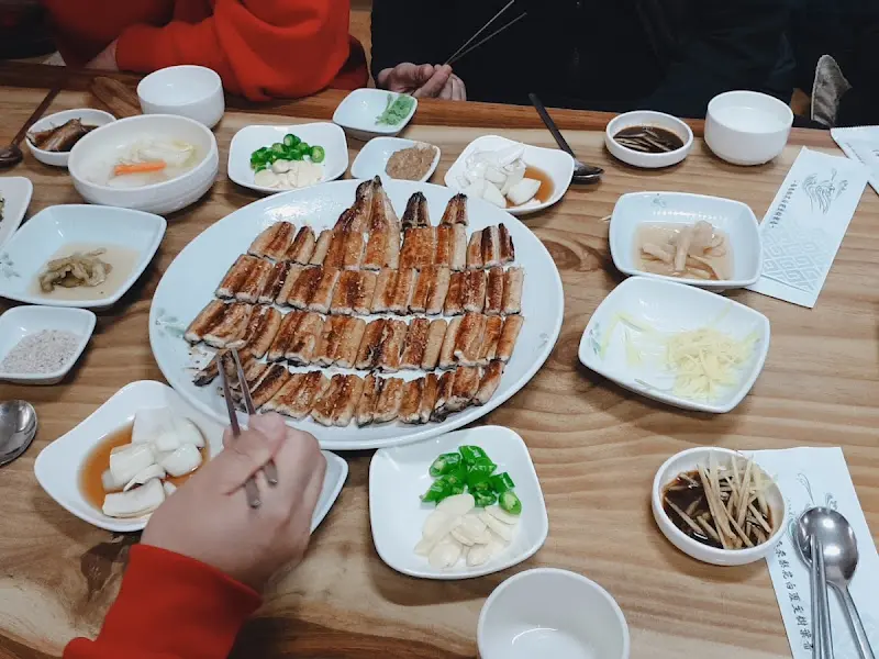 테이블을 가득 채운 풍성한 한 상 차림