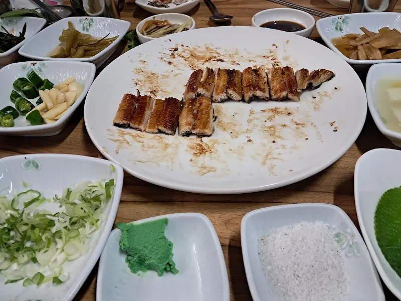 맛있게 먹은 후 남은 장어구이의 흔적