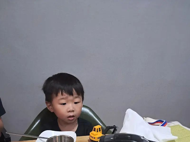 식사에 집중하고 있는 아이의 모습