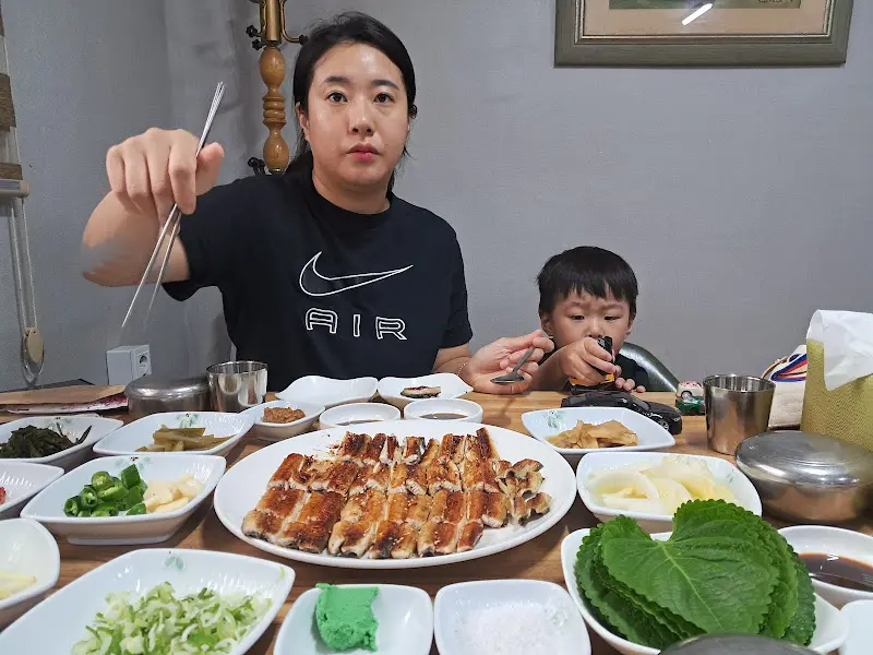 장어구이를 즐기는 가족의 모습