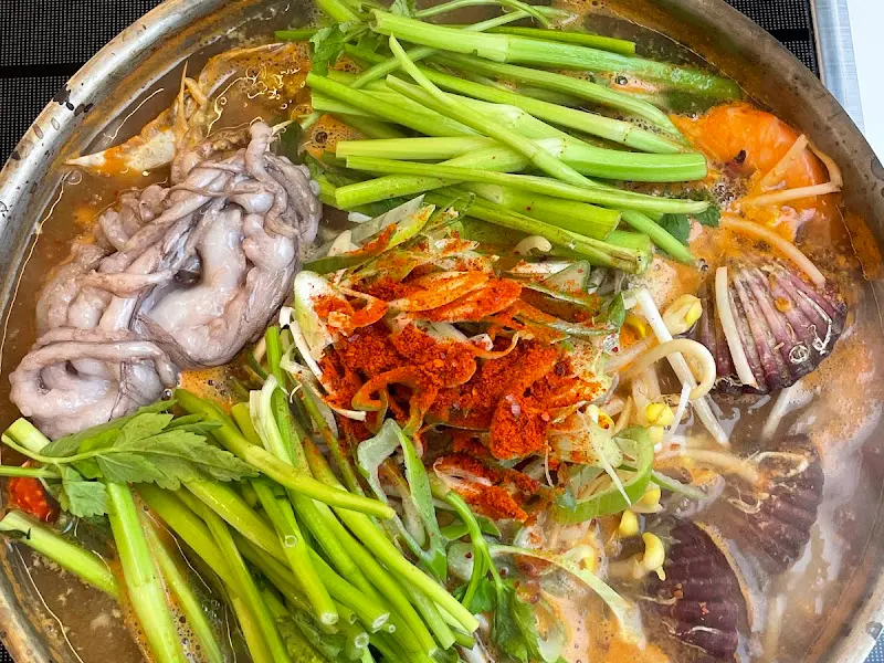 싱싱한 해산물이 듬뿍 들어간 연평도 일품 꽃게 해물탕