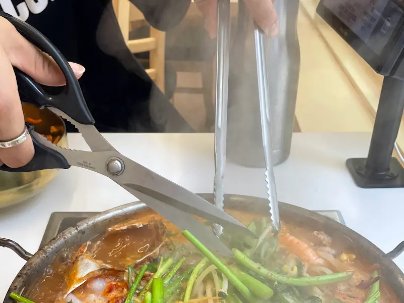 해물은 먹기 좋게 손질해주시는 센스!