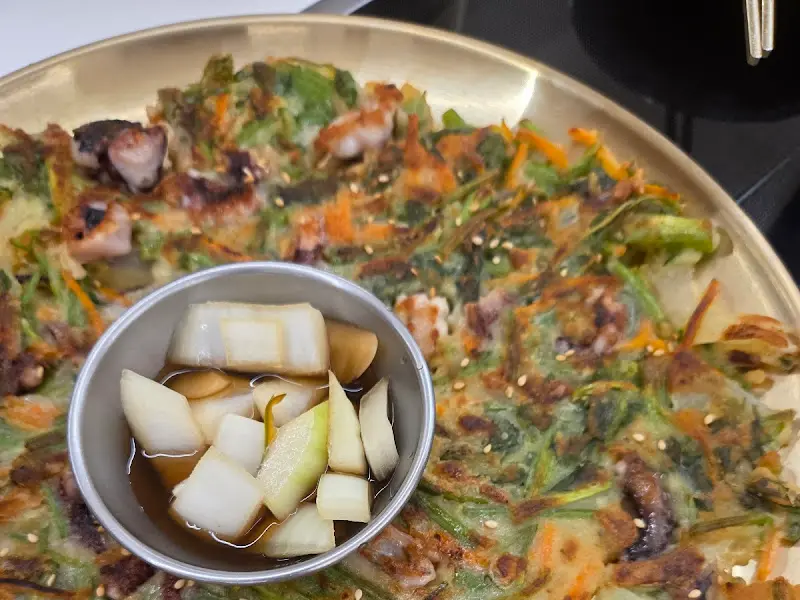 겉은 바삭, 속은 촉촉한 낙지 듬뿍 미나리전