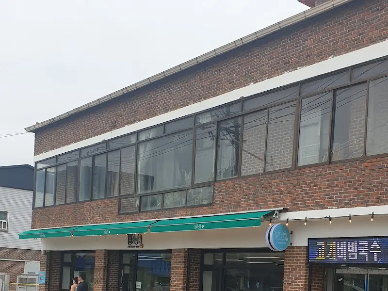 청춘이n면 건물 외관