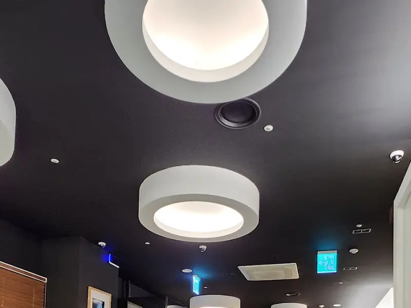 천장에 설치된 조명