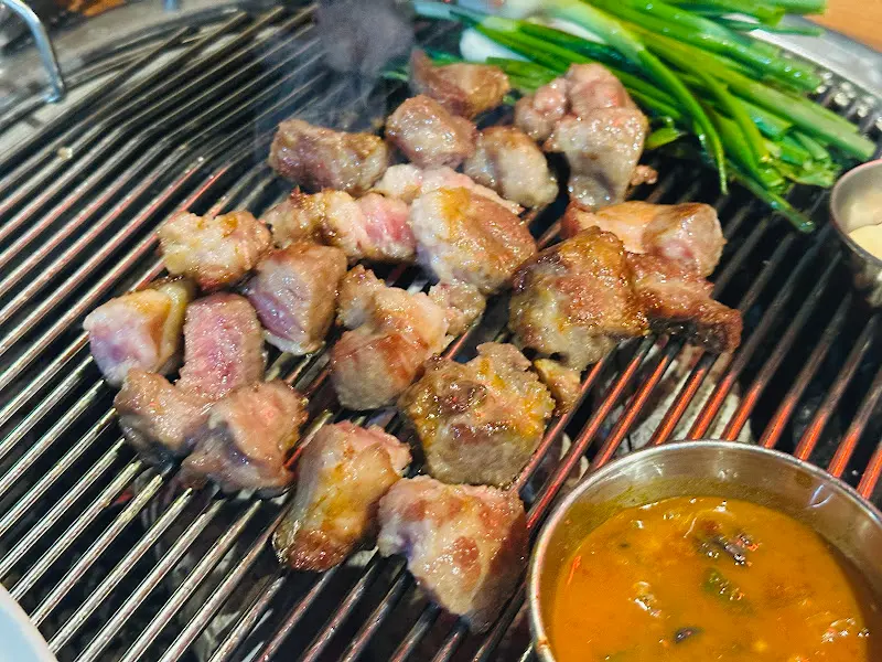 직원들이 직접 구워주는 이베리코 늑간살