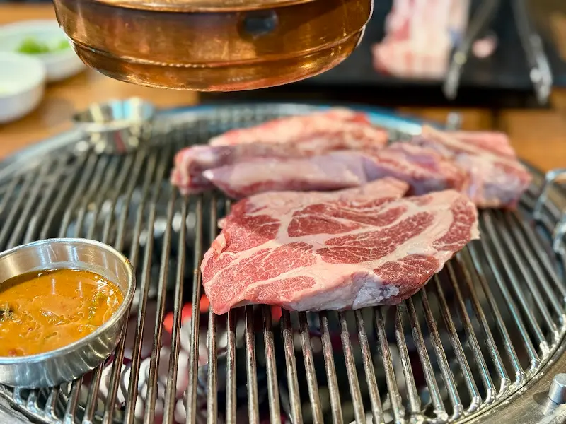 숯불 위에서 익어가는 이베리코 꽃목살