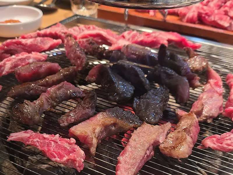 숯불 위에서 익어가는 갈비살