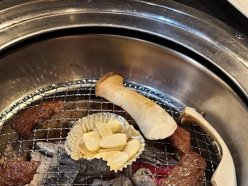 마늘과 버섯도 함께 구워 풍미를 더하다