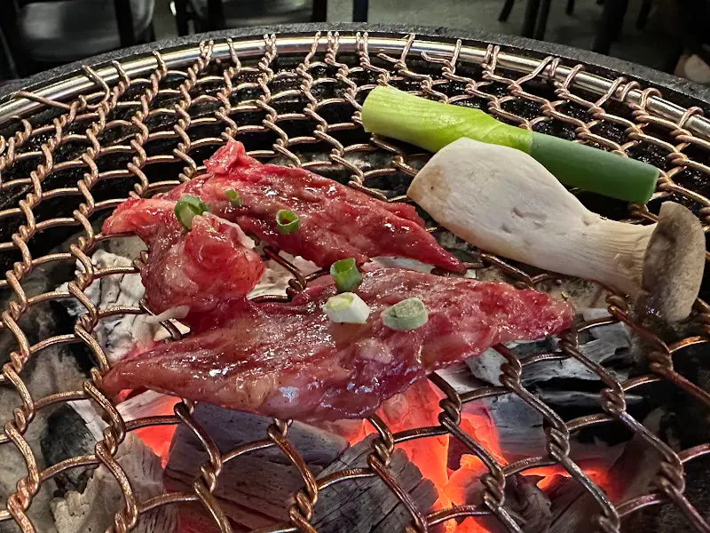 숯불 위에서 익어가는 고기