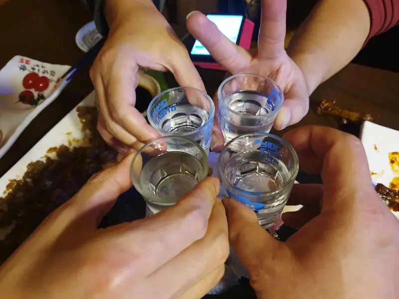 술잔을 기울이는 모습