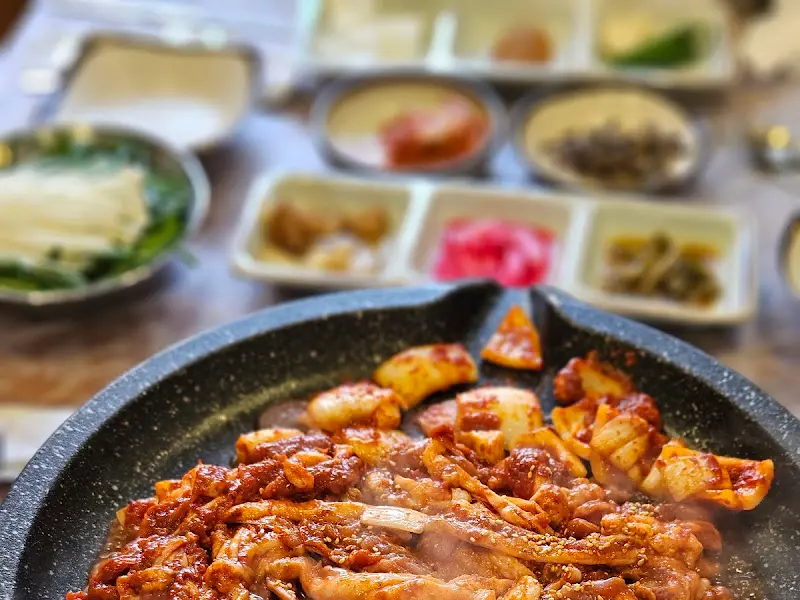 불판 위에서 맛있게 익어가는 오리 불고기