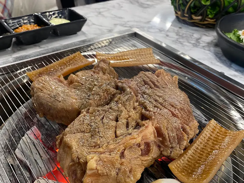 숯불 위에 올려진 갈비