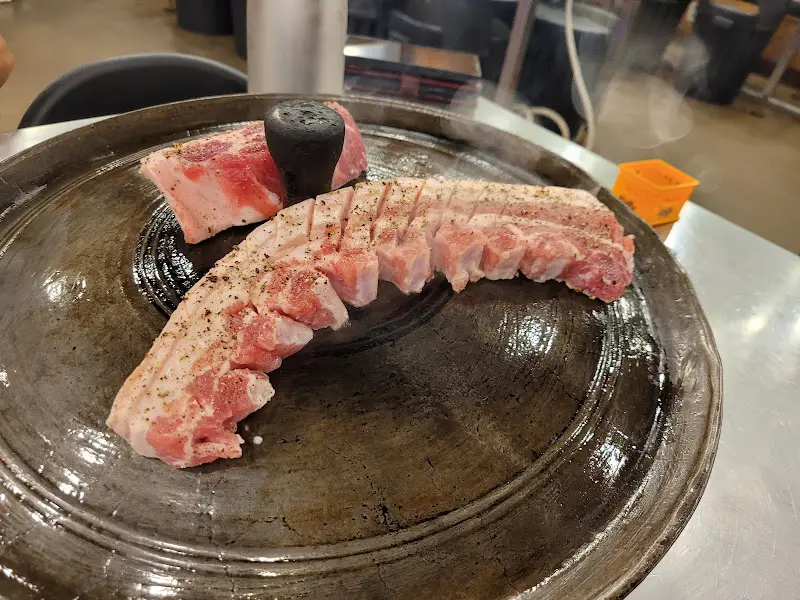 솥뚜껑 위에서 익어가는 미박삼겹살