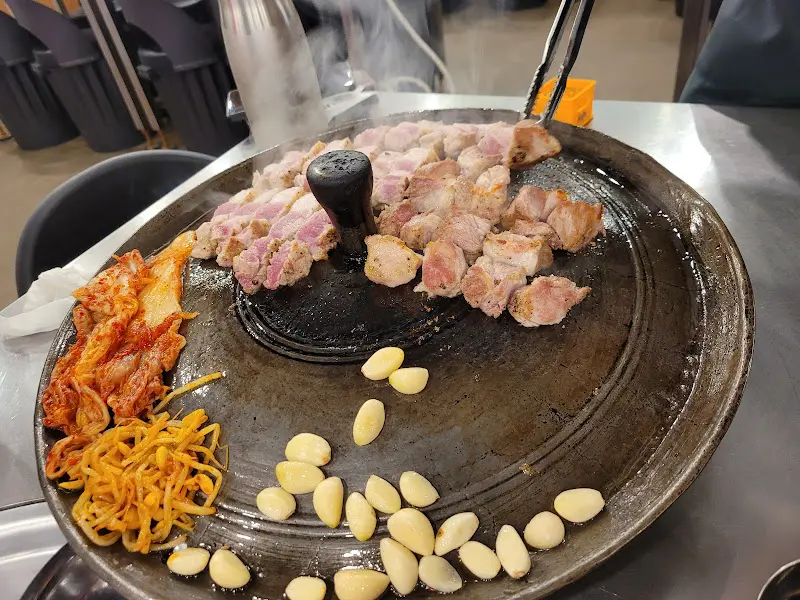 김치, 콩나물, 마늘과 함께 구워지는 삼겹살