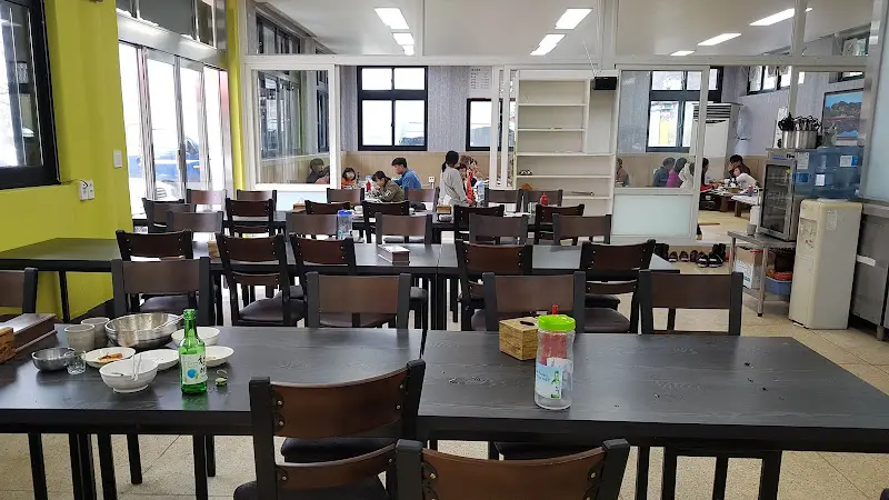 넓고 쾌적한 식당 내부