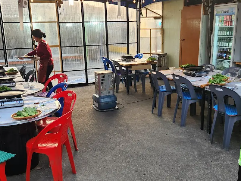 마당넓은집 실내 테이블